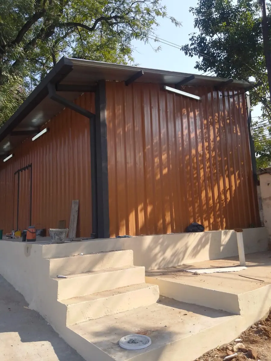 Fachada con revestimiento metálico - Metal R