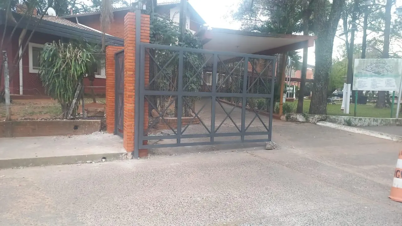 Acceso metálico con malla desplegada - Metal R