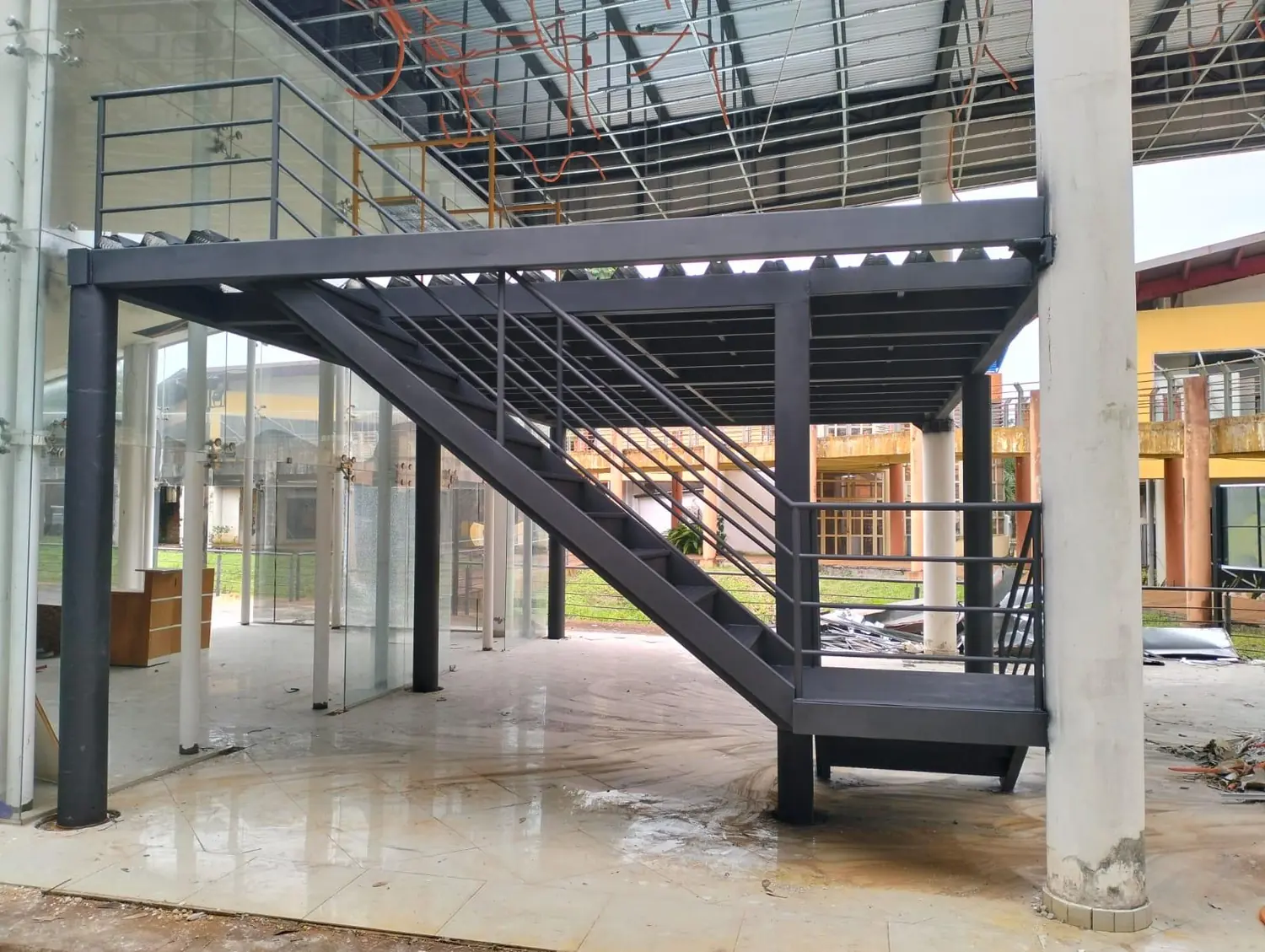 Entrepiso metálico con escalera - Metal R