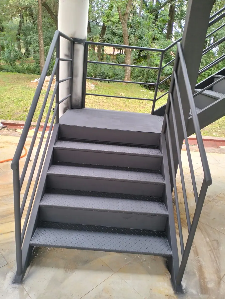 Escalera metálica terminada - Metal R