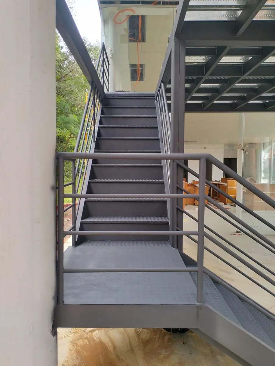Escalera y barandas metálicas - Metal R