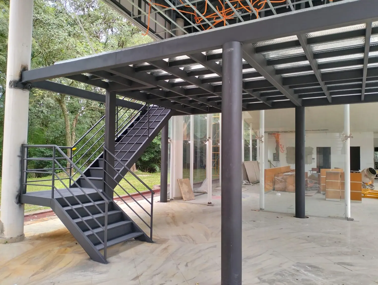 Entrepiso y escalera industrial realizados por Metal R