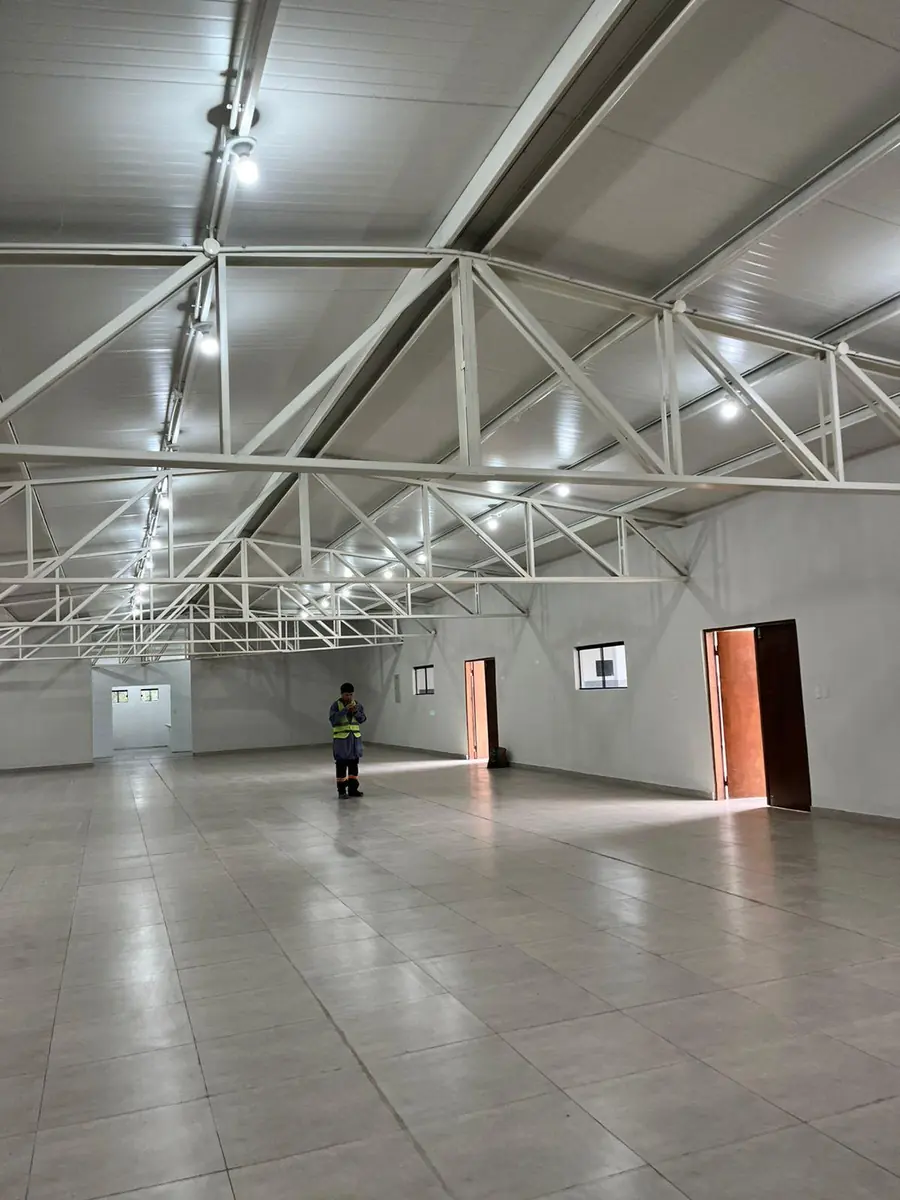 Cerchas metálicas para salón amplio