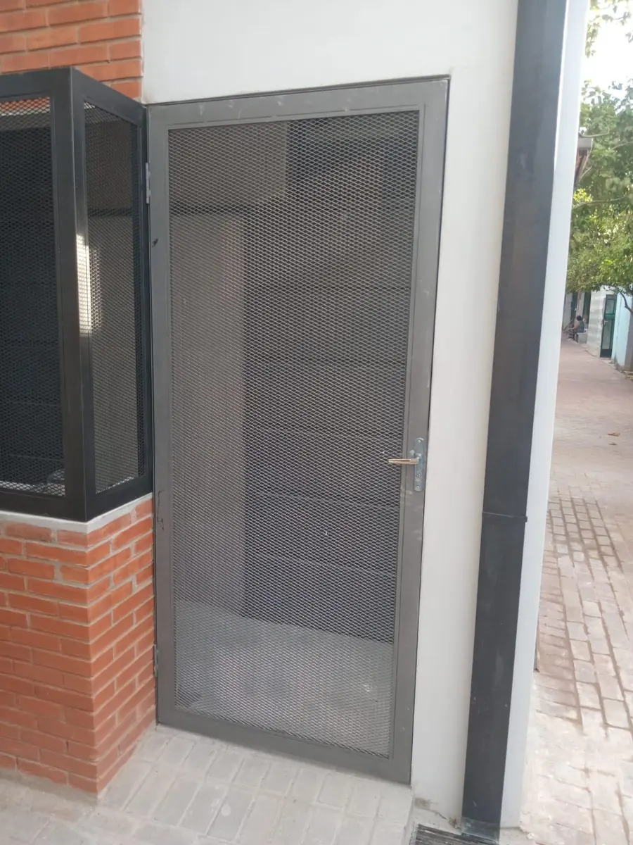 Puerta metálica con malla - Metal R