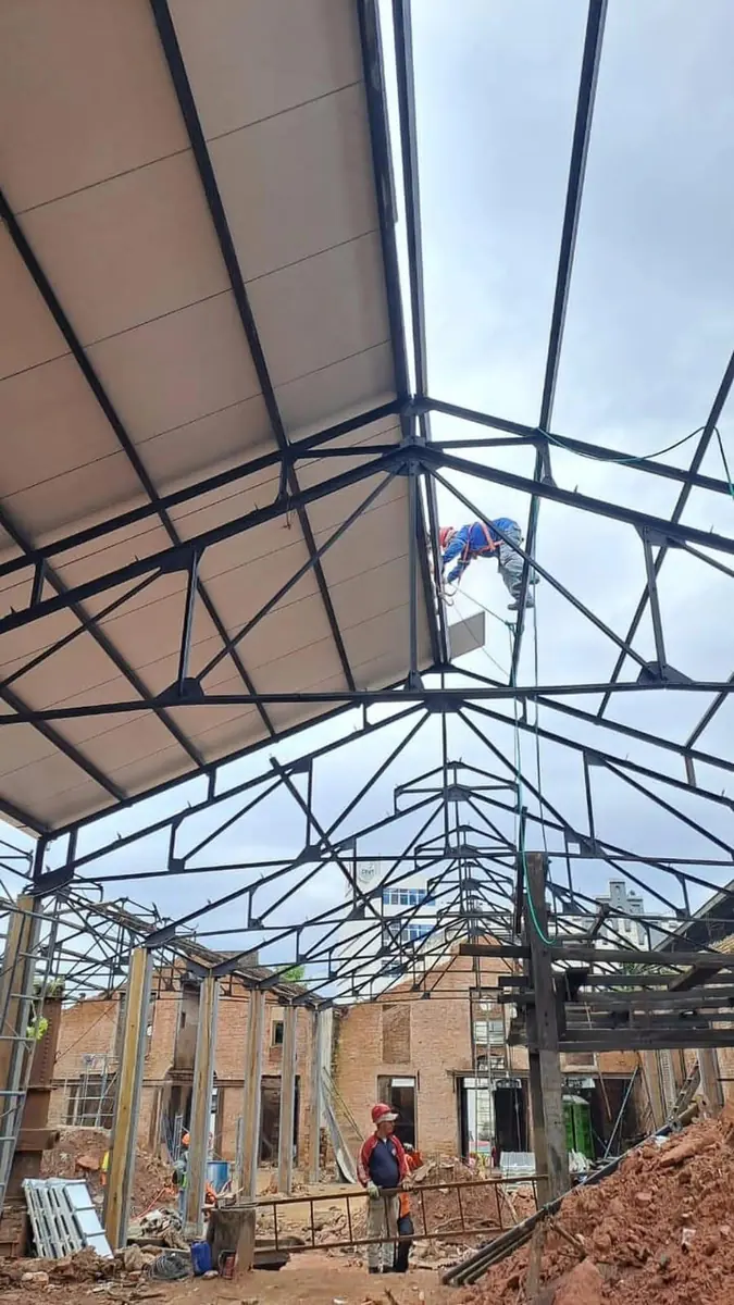 Estructura de galpón en montaje - Metal R